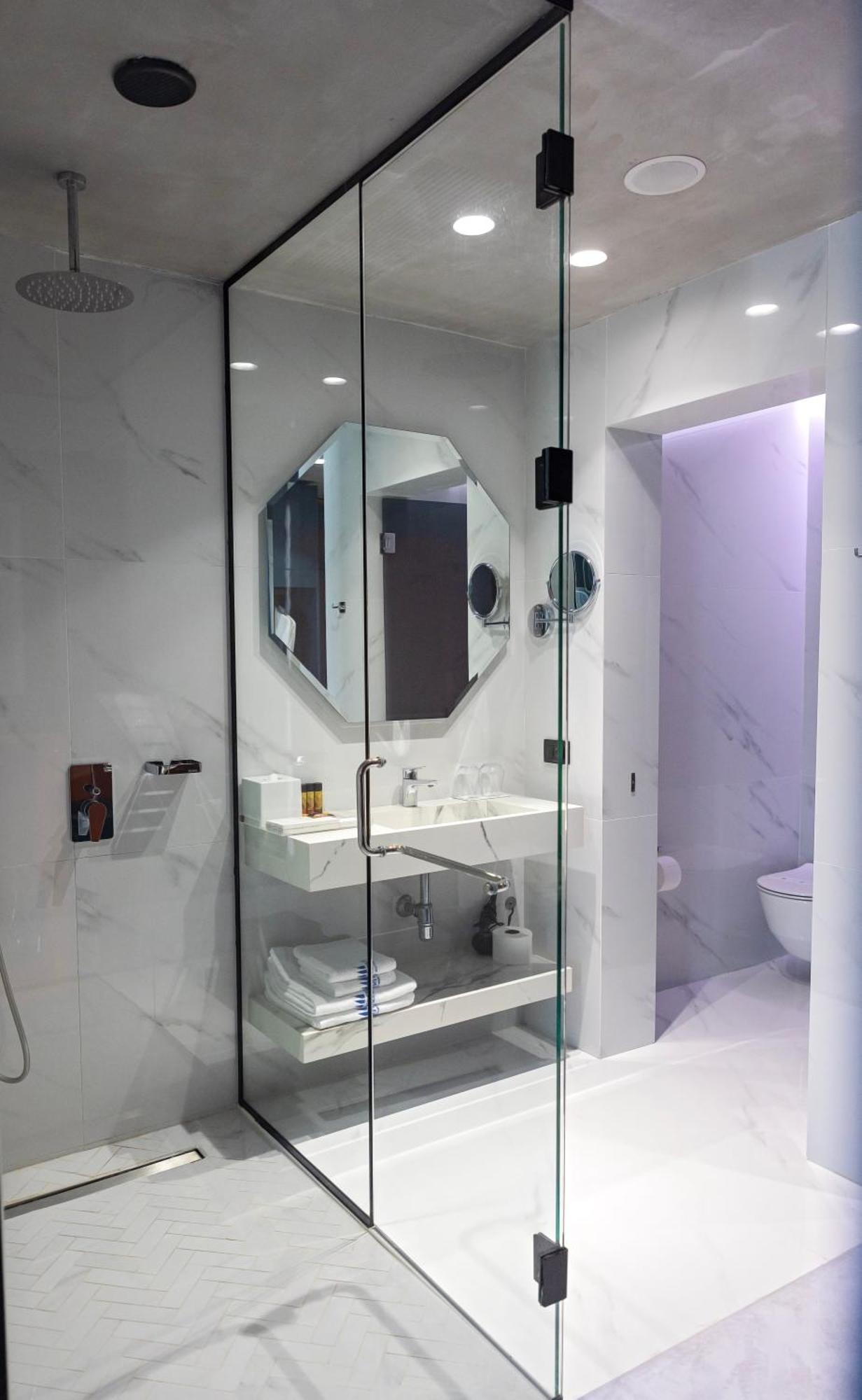 Vlorë Maritim Marina Bay Resort Spa & Casino Adult Friendly מראה חיצוני תמונה A bathroom in a hotel