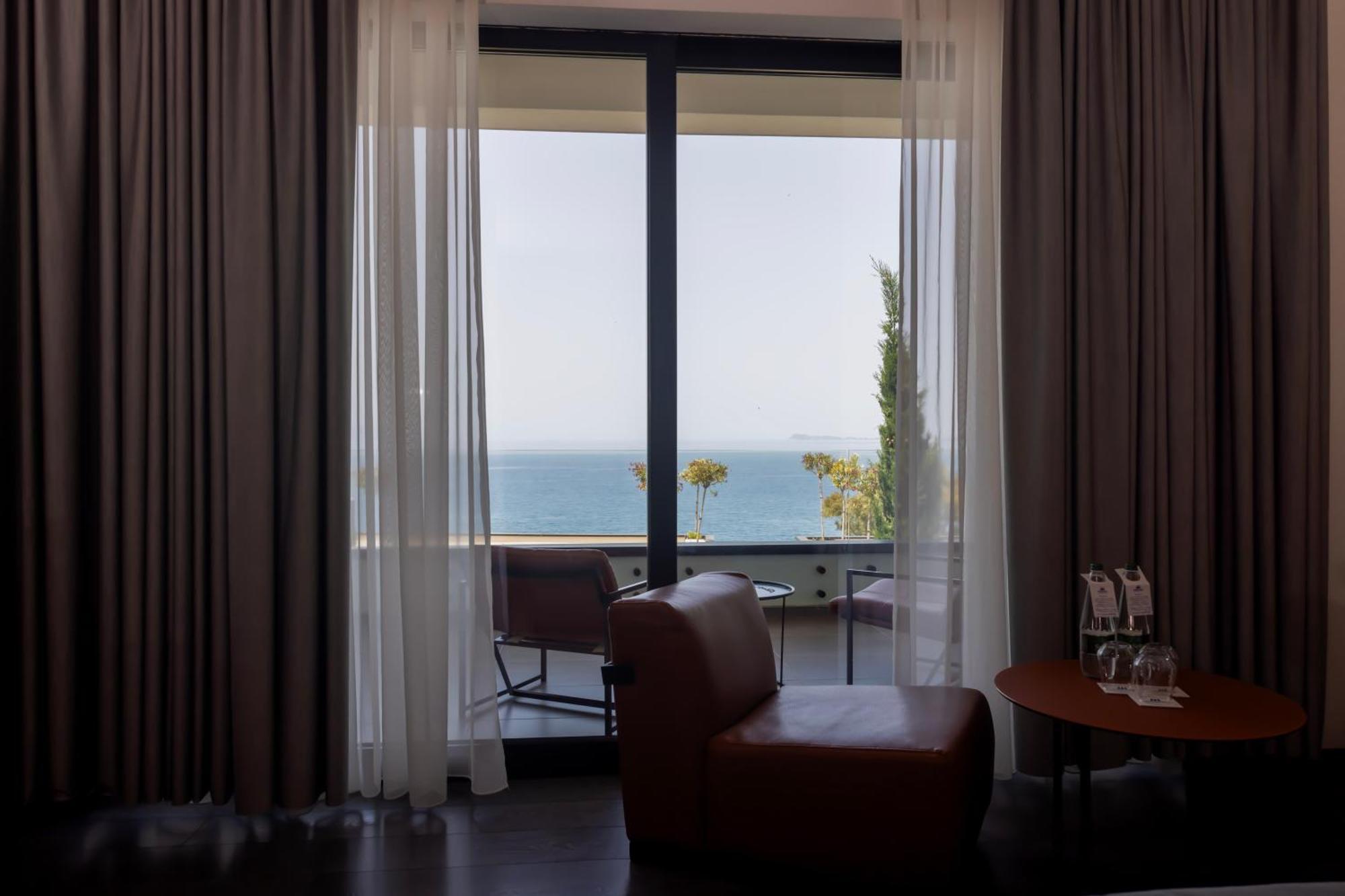 Vlorë Maritim Marina Bay Resort Spa & Casino Adult Friendly מראה חיצוני תמונה A room at the hotel