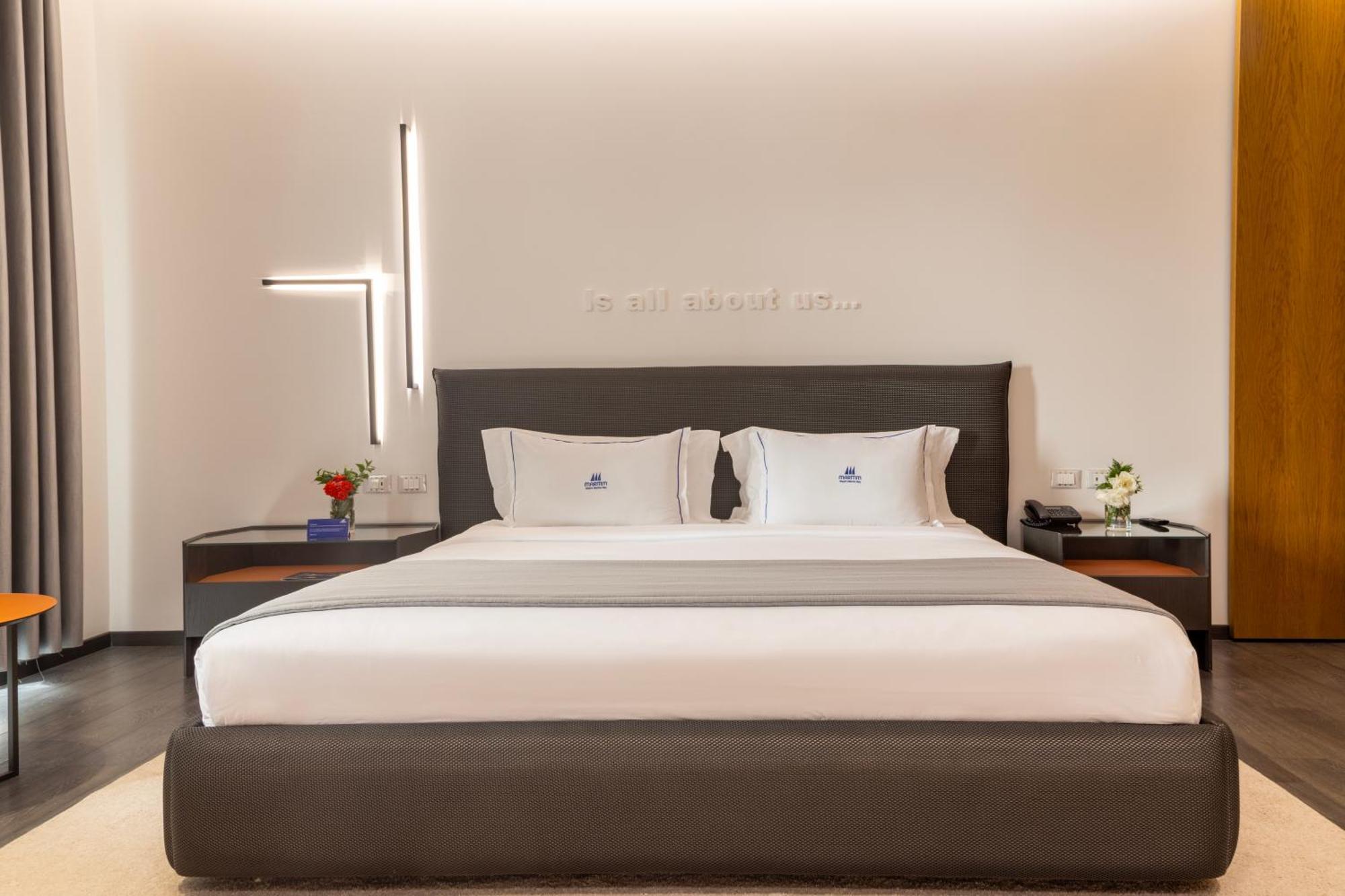 Vlorë Maritim Marina Bay Resort Spa & Casino Adult Friendly מראה חיצוני תמונה A bedroom at the hotel