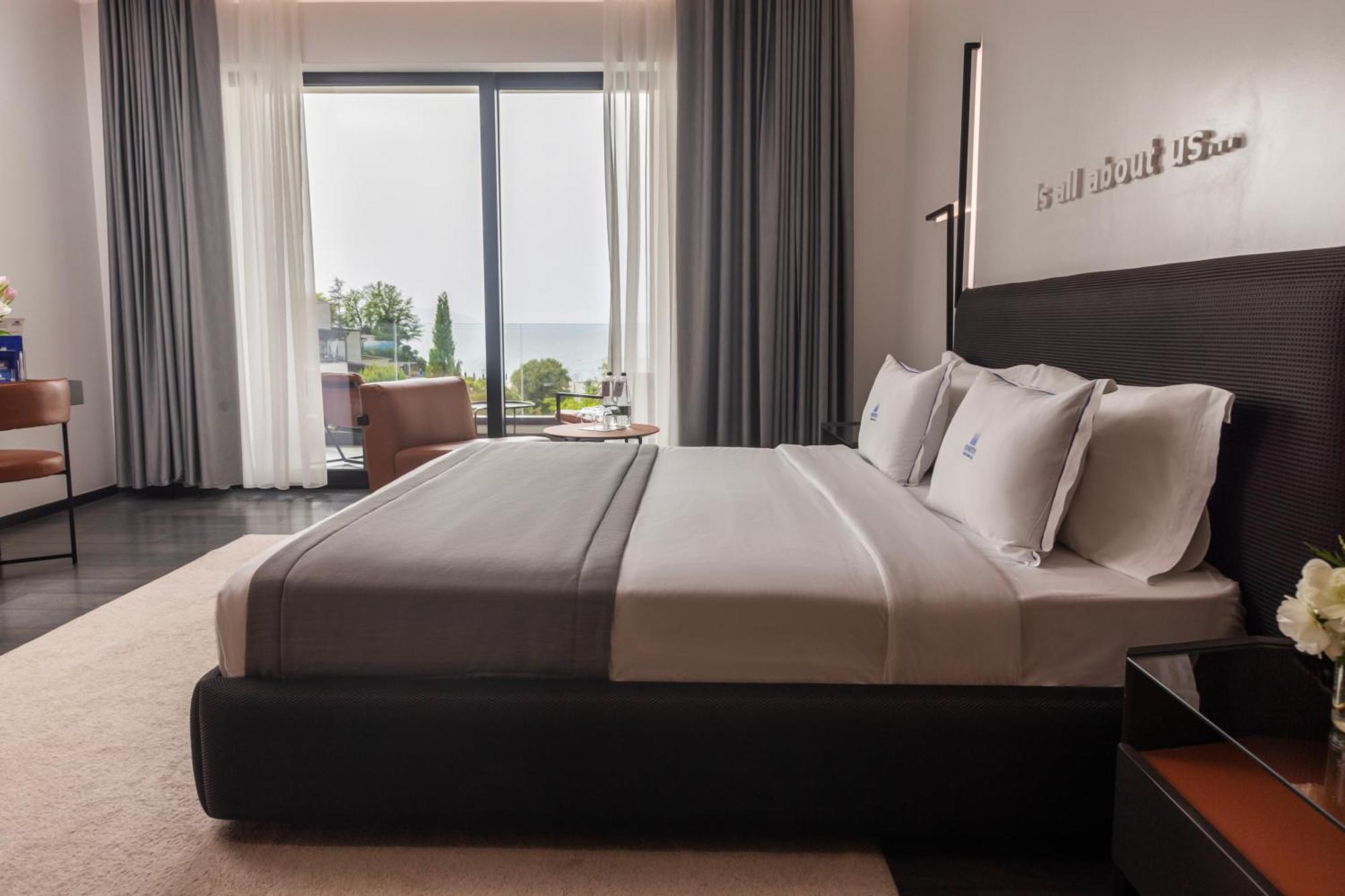 Vlorë Maritim Marina Bay Resort Spa & Casino Adult Friendly מראה חיצוני תמונה A bedroom at the hotel
