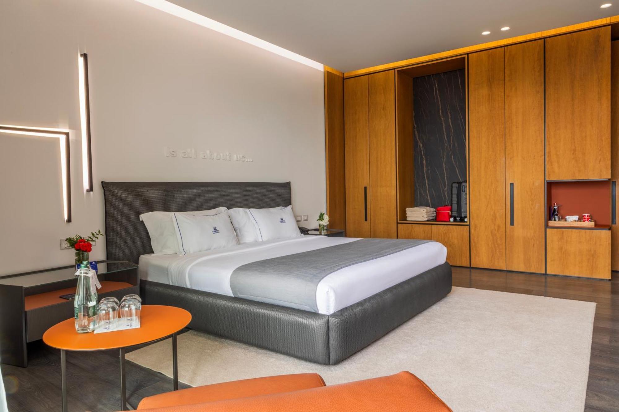 Vlorë Maritim Marina Bay Resort Spa & Casino Adult Friendly מראה חיצוני תמונה A bedroom at the hotel