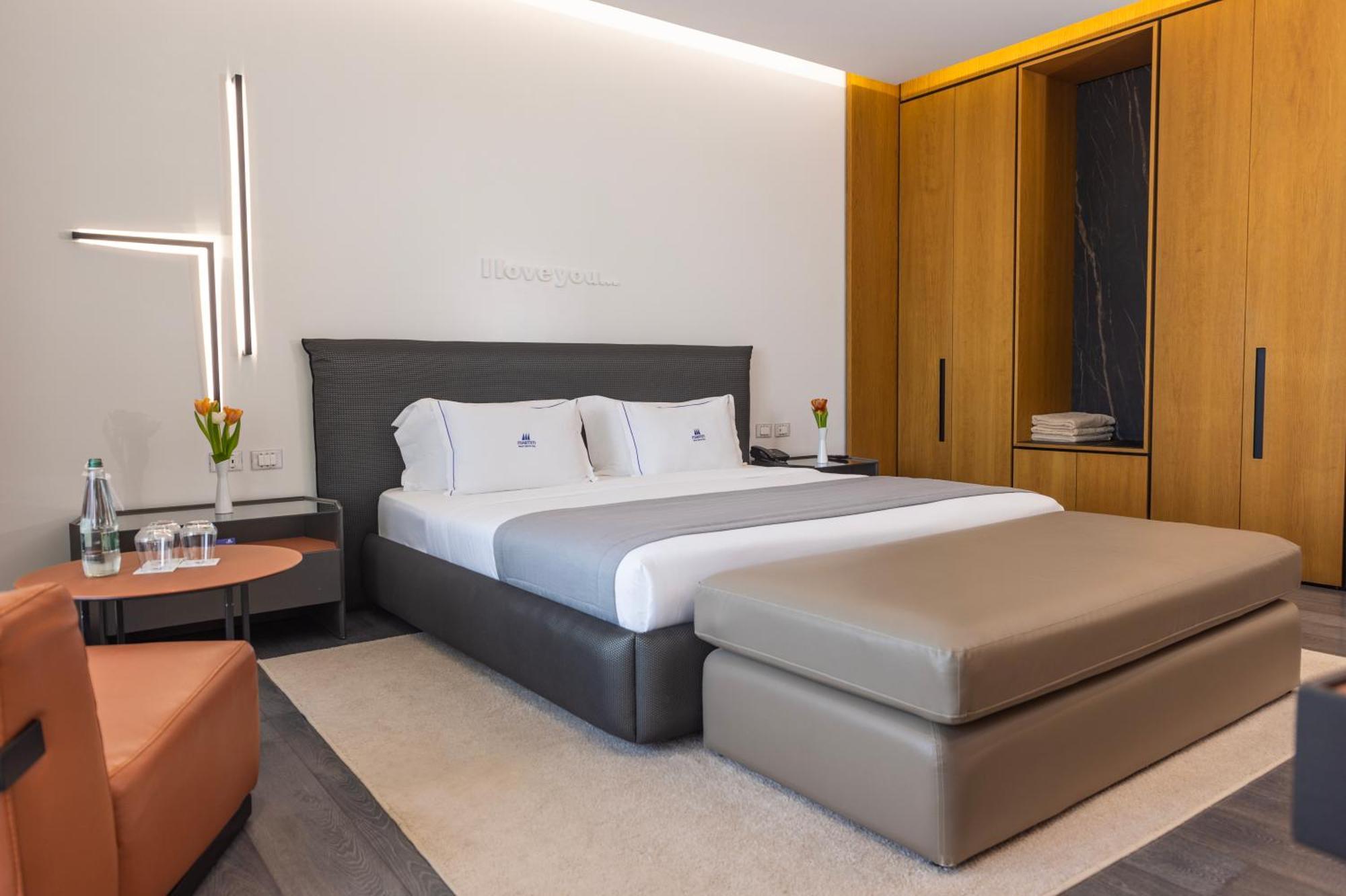 Vlorë Maritim Marina Bay Resort Spa & Casino Adult Friendly מראה חיצוני תמונה A bedroom at the hotel