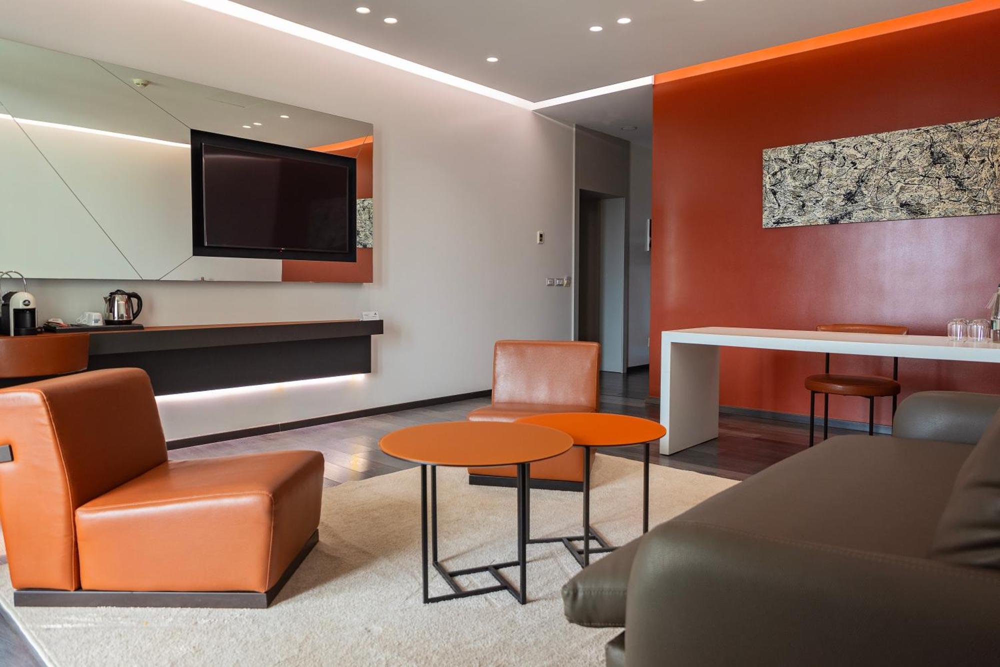 Vlorë Maritim Marina Bay Resort Spa & Casino Adult Friendly מראה חיצוני תמונה A suite at the airport