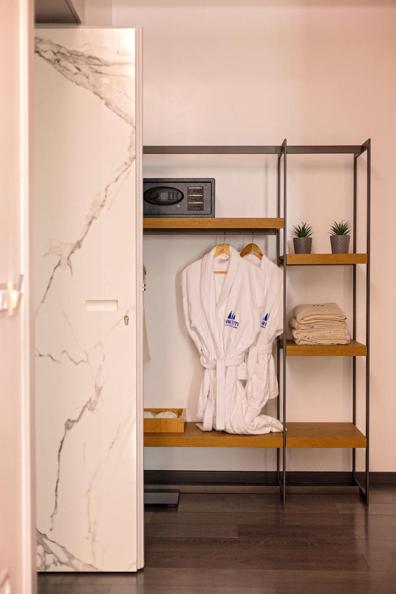 Vlorë Maritim Marina Bay Resort Spa & Casino Adult Friendly מראה חיצוני תמונה A bathrobe in a closet