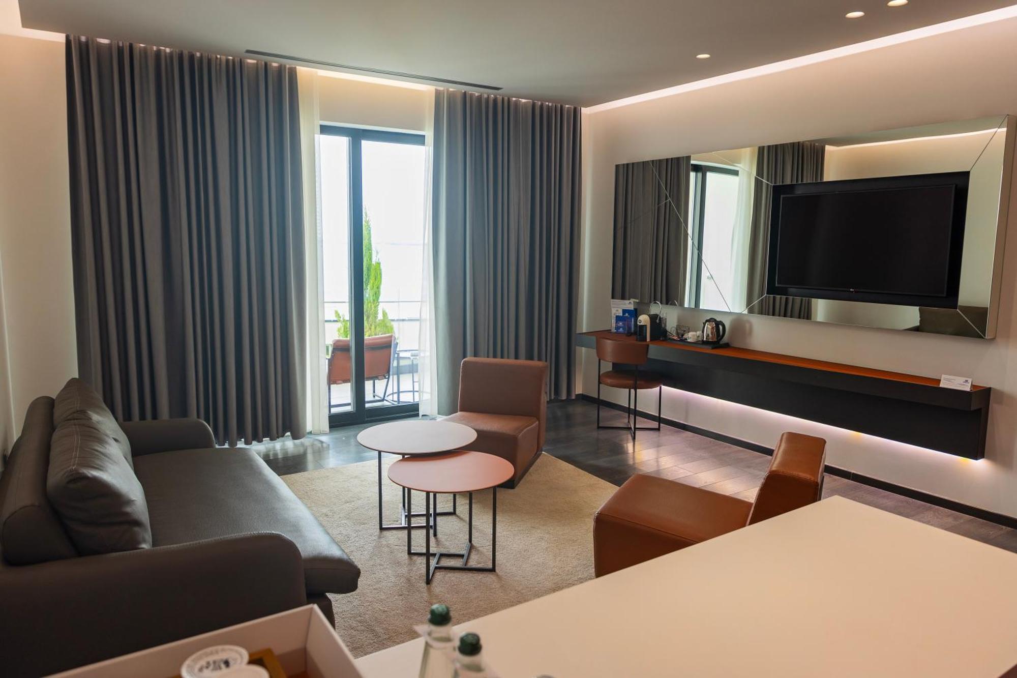 Vlorë Maritim Marina Bay Resort Spa & Casino Adult Friendly מראה חיצוני תמונה A suite at the hotel