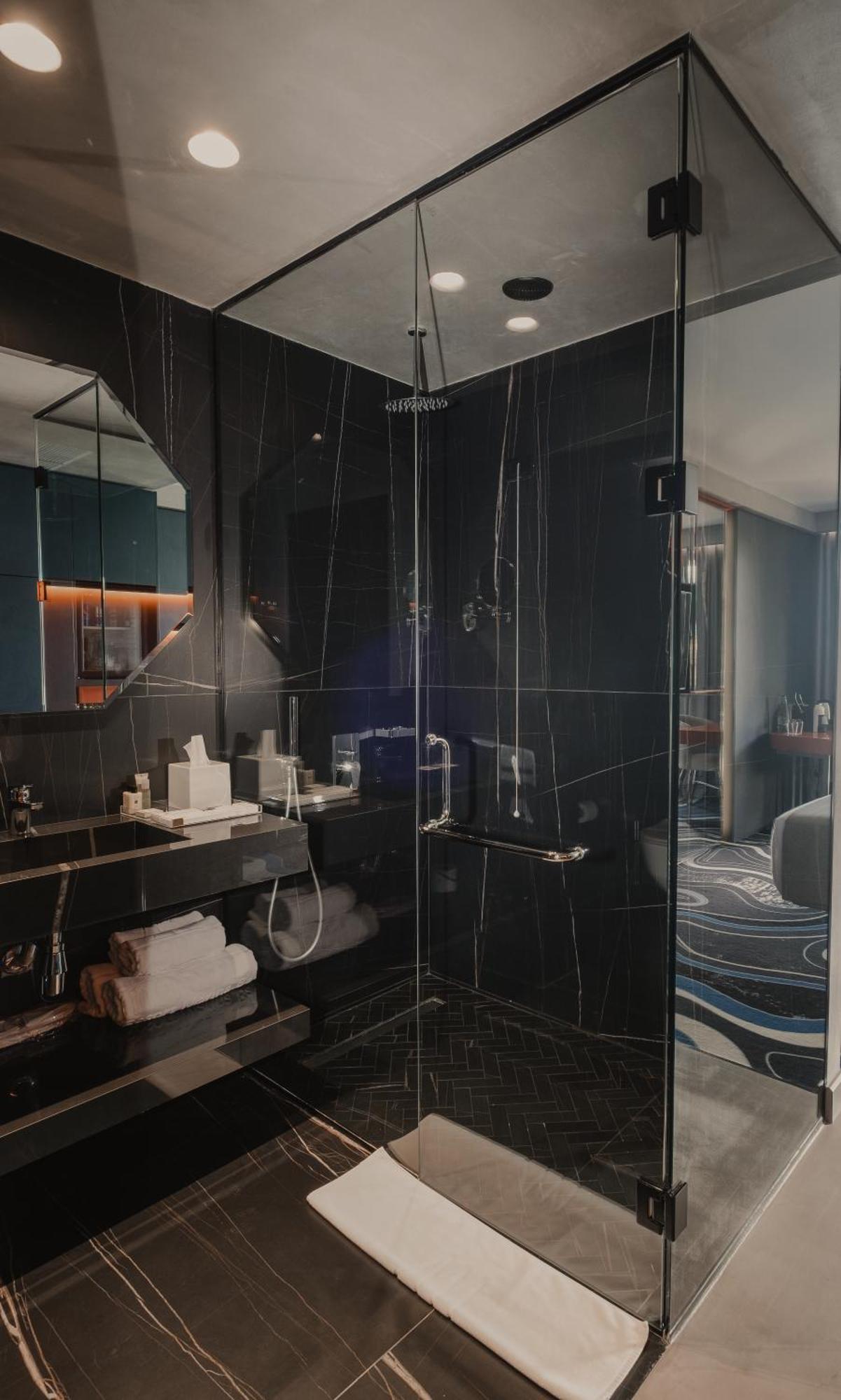 Vlorë Maritim Marina Bay Resort Spa & Casino Adult Friendly מראה חיצוני תמונה A shower enclosure