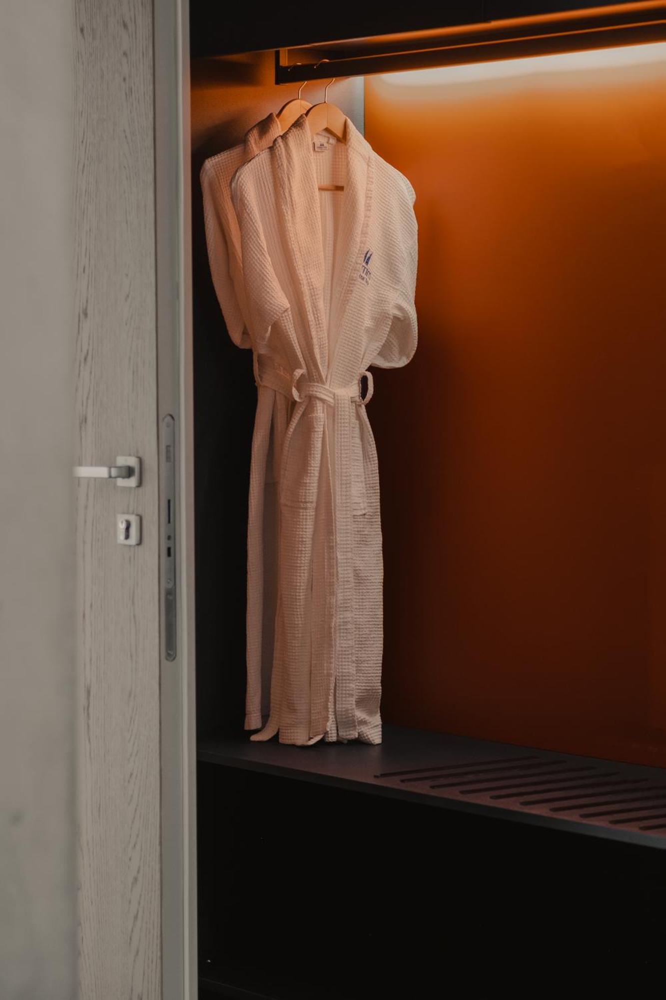 Vlorë Maritim Marina Bay Resort Spa & Casino Adult Friendly מראה חיצוני תמונה A bathrobe hanging on a door