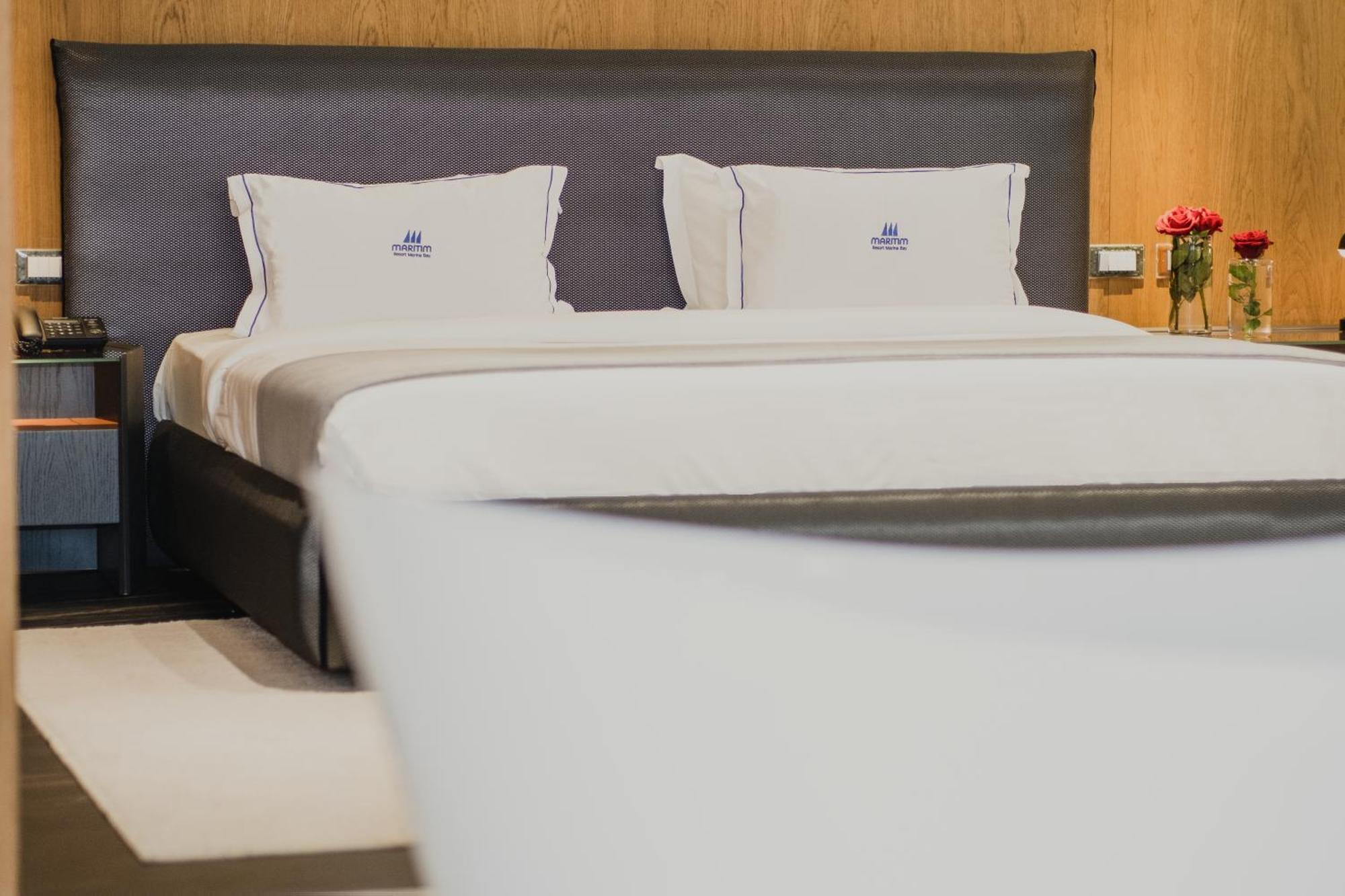 Vlorë Maritim Marina Bay Resort Spa & Casino Adult Friendly מראה חיצוני תמונה A bed with a mattress
