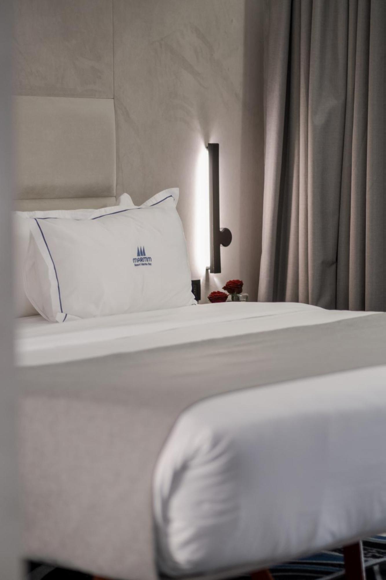 Vlorë Maritim Marina Bay Resort Spa & Casino Adult Friendly מראה חיצוני תמונה A bed at the Mandarin Oriental, Munich