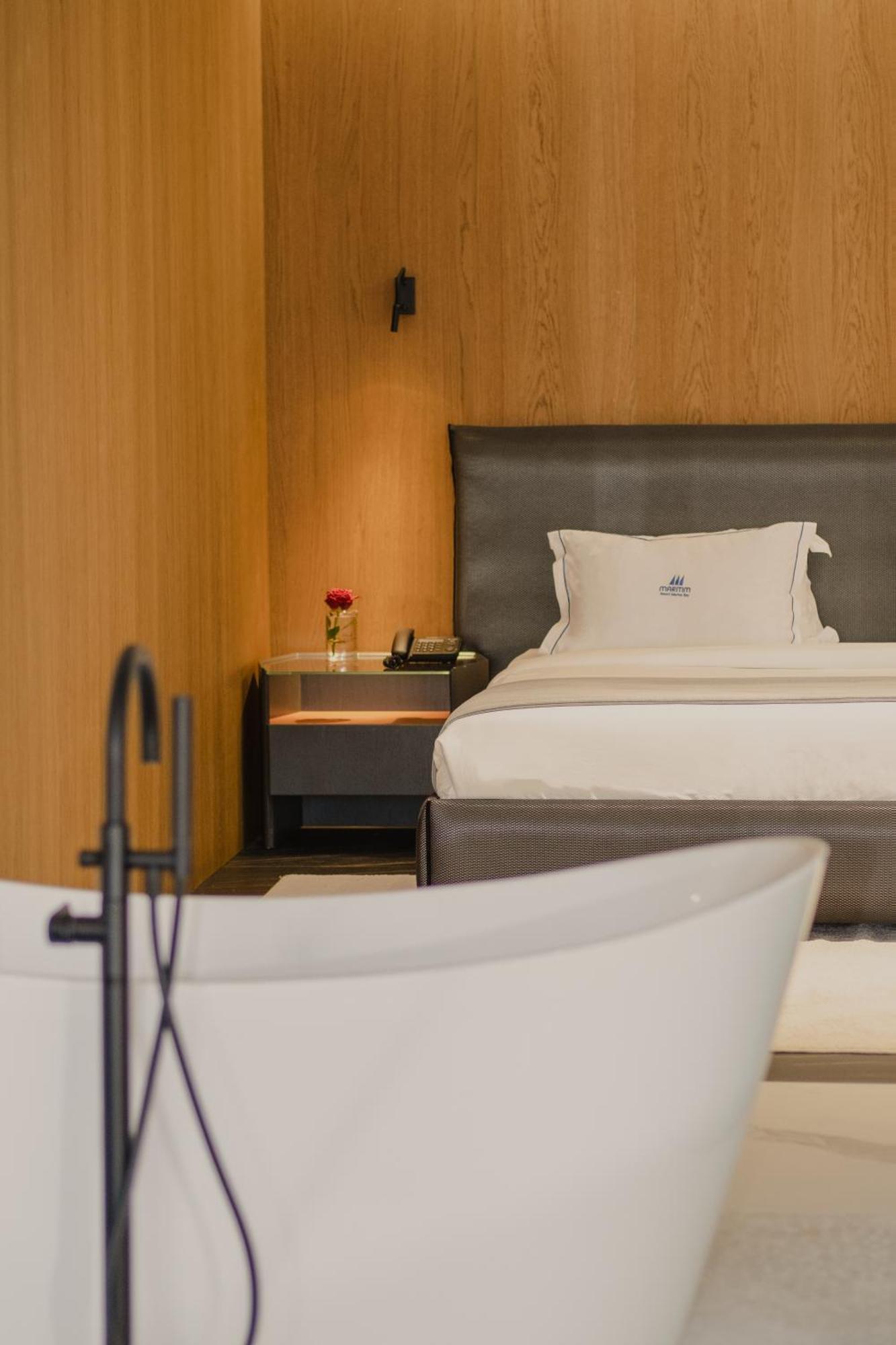 Vlorë Maritim Marina Bay Resort Spa & Casino Adult Friendly מראה חיצוני תמונה A room at the hotel