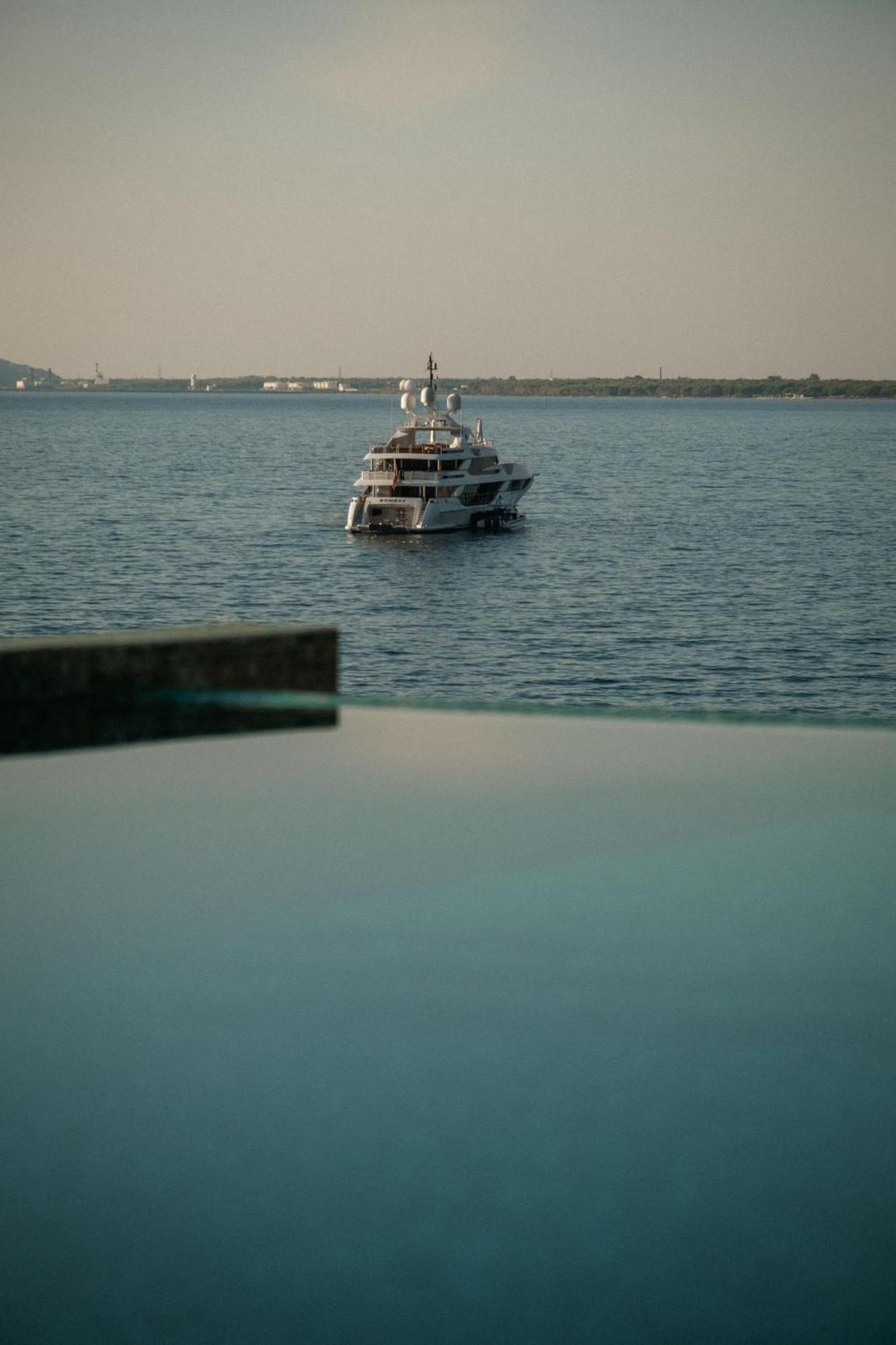 Vlorë Maritim Marina Bay Resort Spa & Casino Adult Friendly מראה חיצוני תמונה A yacht at the port of Marina di Pisa