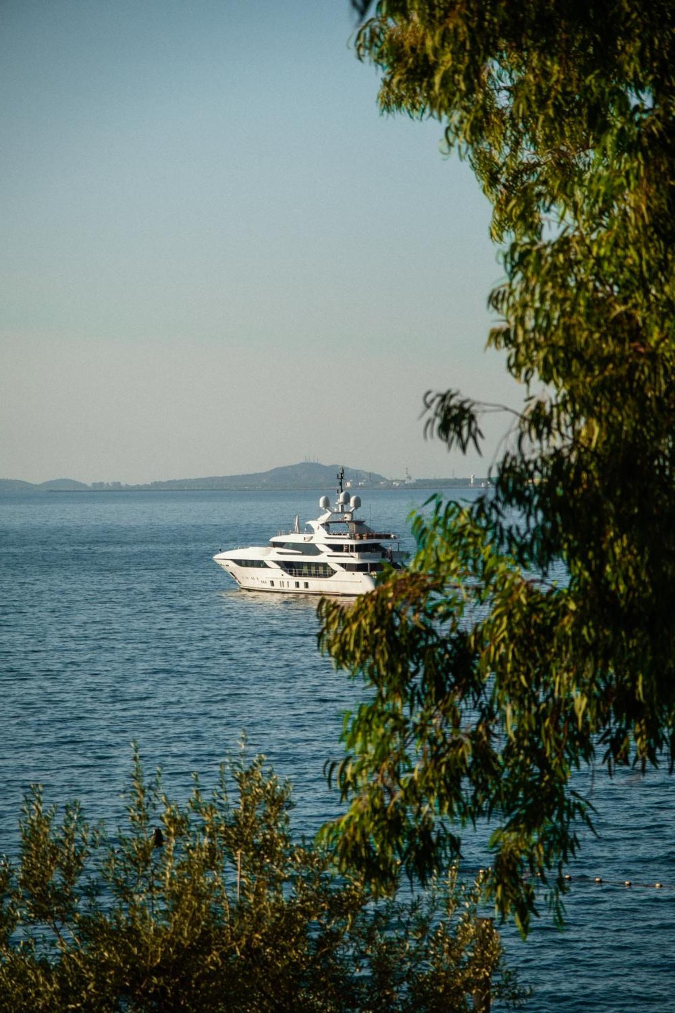 Vlorë Maritim Marina Bay Resort Spa & Casino Adult Friendly מראה חיצוני תמונה A yacht in the Gulf of Saint-Tropez