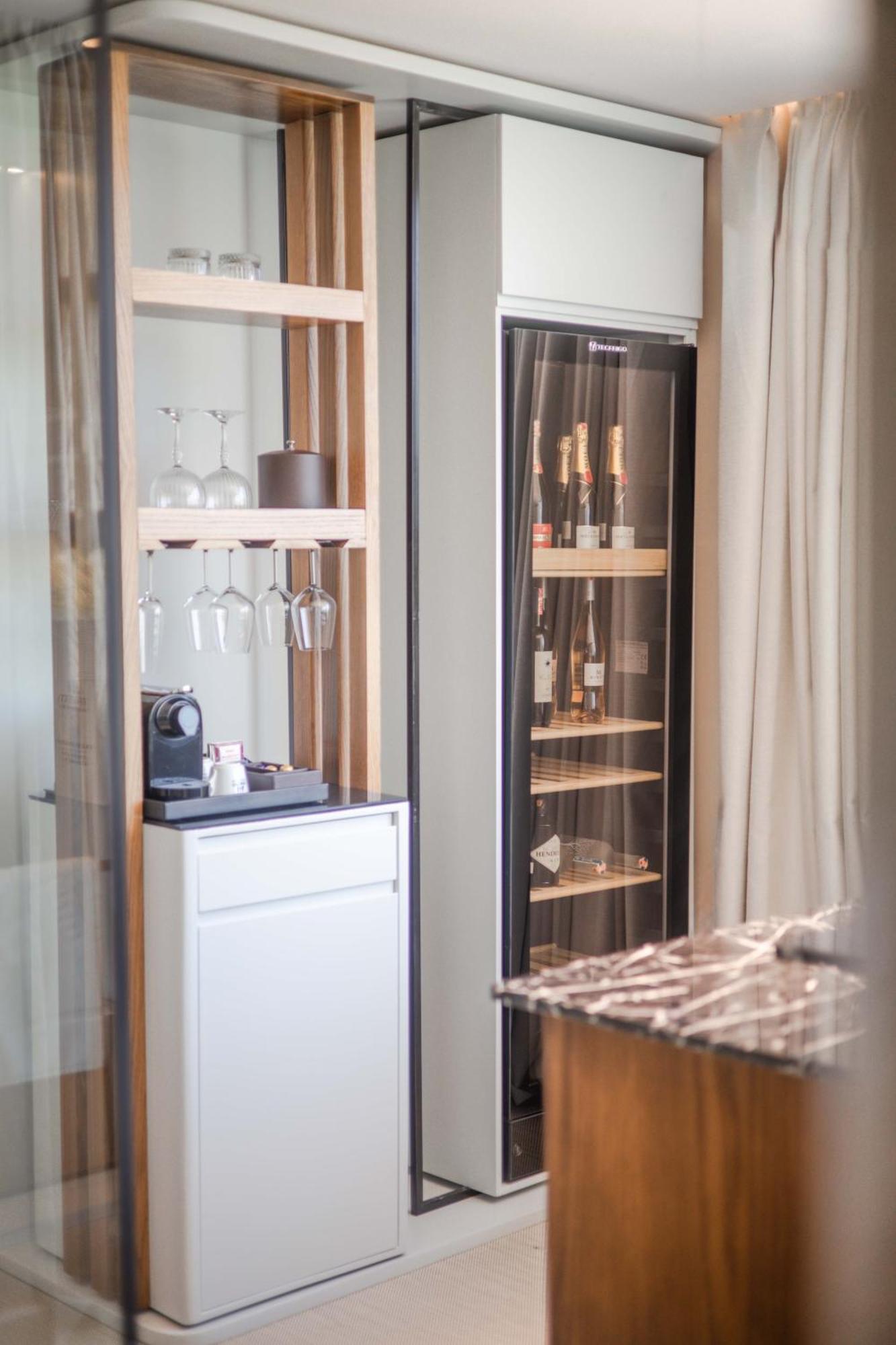 Vlorë Maritim Marina Bay Resort Spa & Casino Adult Friendly מראה חיצוני תמונה A wine refrigerator