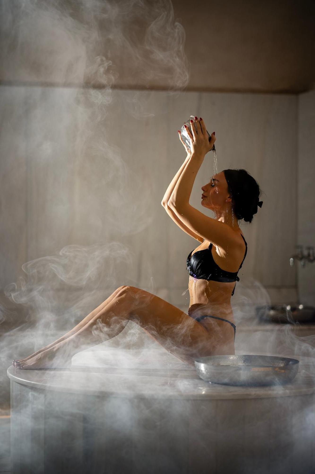 Vlorë Maritim Marina Bay Resort Spa & Casino Adult Friendly מראה חיצוני תמונה A woman in a steam room